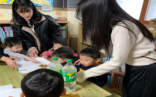 아이들에게 교구를 통해 수업하는 모습