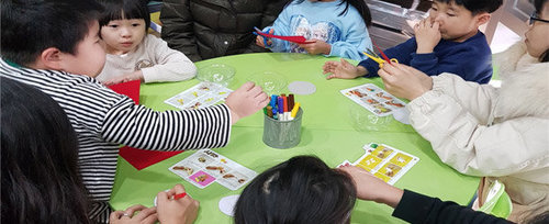 색종이를 이용한 교육을 하고 있는 모습