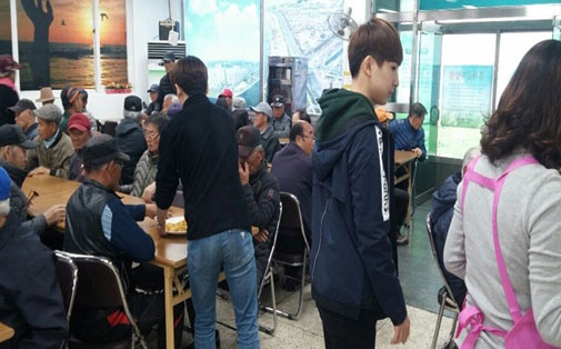 남자간호사 부원들이 모여 사회활동 봉사하고 있는 모습